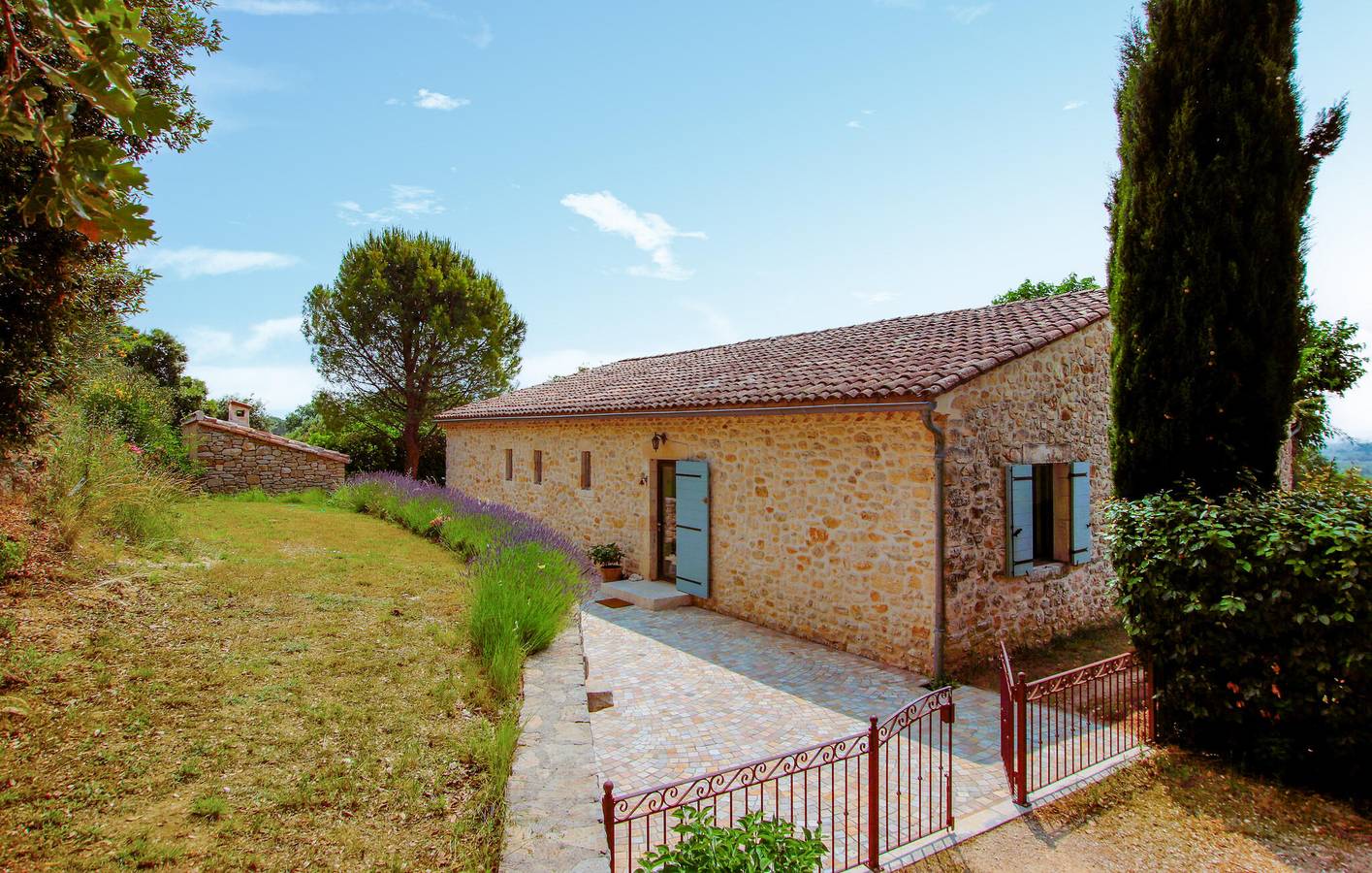 Geräumige Ferienwohnung mit Pool und Parkplatz in Saint-Montan, Privas