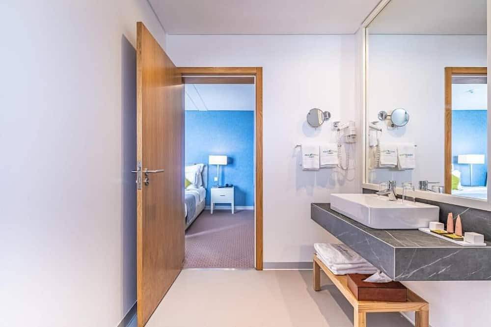 Elegant Waterfront Studio Perfect for Sunsets and Near Coastal Hiking Trails in Porto Moniz, Madeira