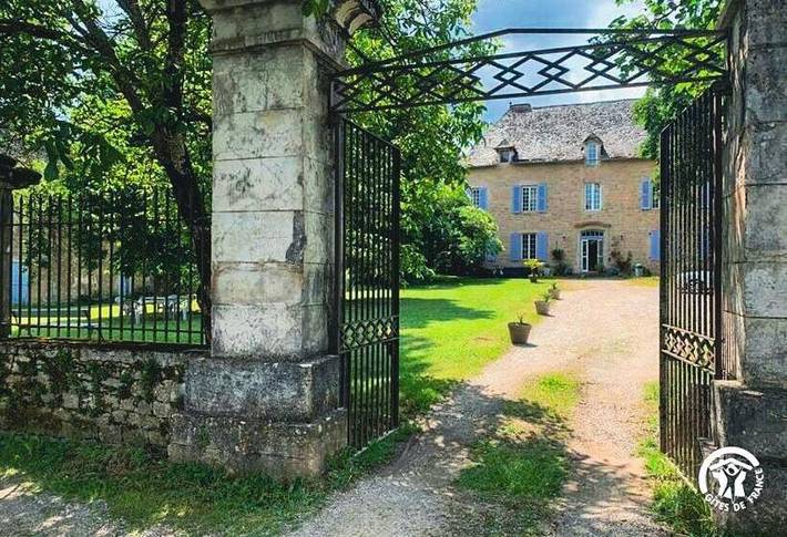 Location de vacances pour 14 personnes, avec terrasse ainsi que jardin et vue à Salles-la-Source