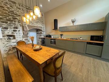 Gîte pour 8 personnes, avec terrasse et vue, animaux acceptés à Plounéventer