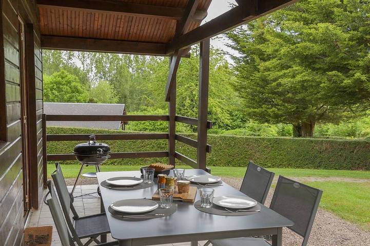 Maison de vacances pour 4 personnes, avec terrasse ainsi que piscine et jardin, animaux acceptés