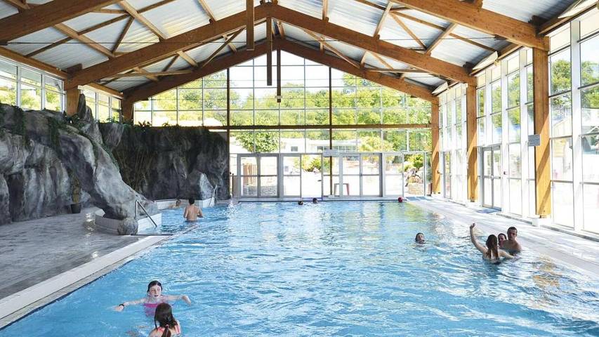 Location de vacances pour 6 personnes, avec terrasse ainsi que piscine et jardin à Locunolé - 3