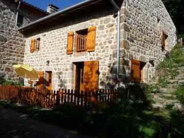 Gîte pour 6 personnes, avec terrasse dans Saint-Jean-Soleymieux