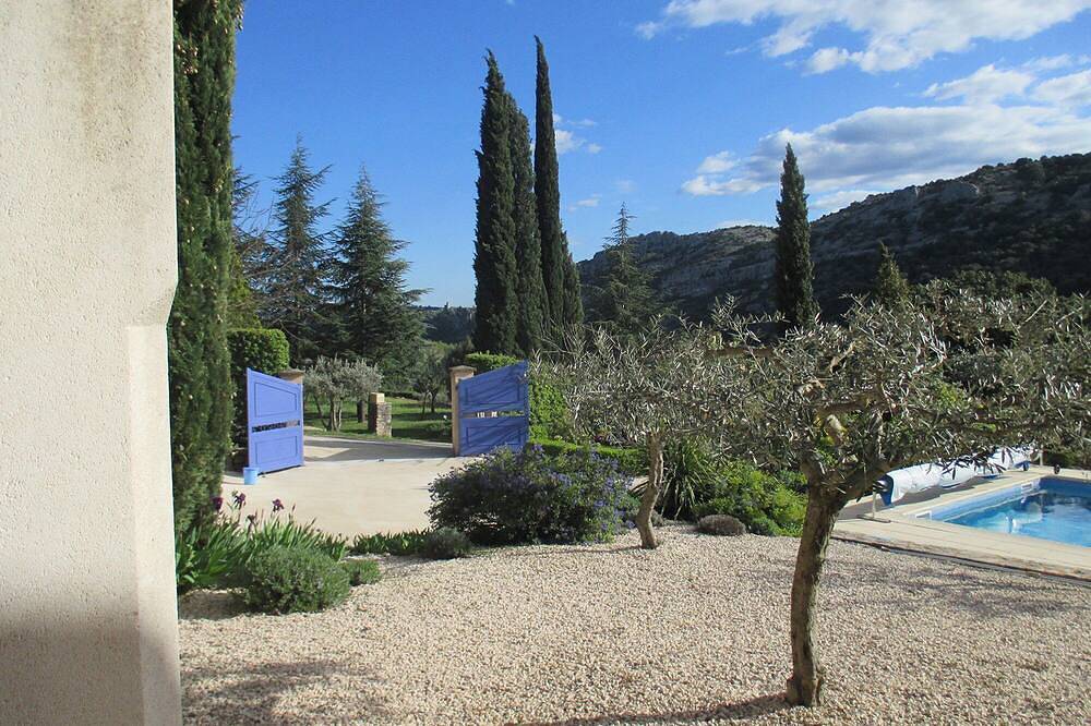 Entire apartment, New studio in beautiful property with swimming pool and views of the Ardèche gorges in Saint-Martin-d'Ardèche, Gorges de l’Ardèche