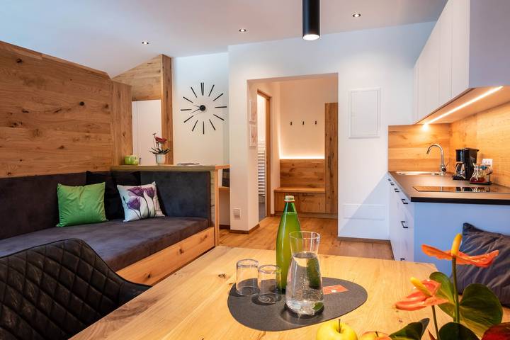 Entire apartment, 'Luislhof Hof - Apartment Pomum' with Mountain View, Terrace & Wi-Fi in Girlan, Eppan an der Weinstraße