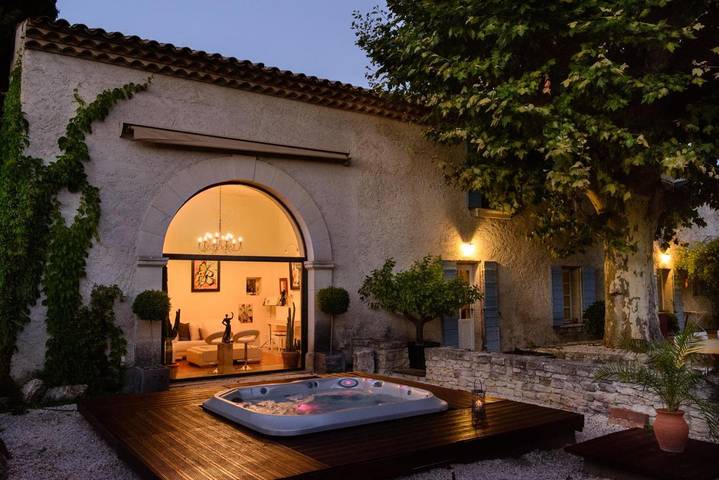 Location de vacances pour 10 personnes, avec piscine ainsi que jardin et jacuzzi à Tresques