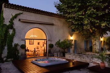 Cottage pour 10 personnes, avec jacuzzi ainsi que piscine et jardin à Tresques