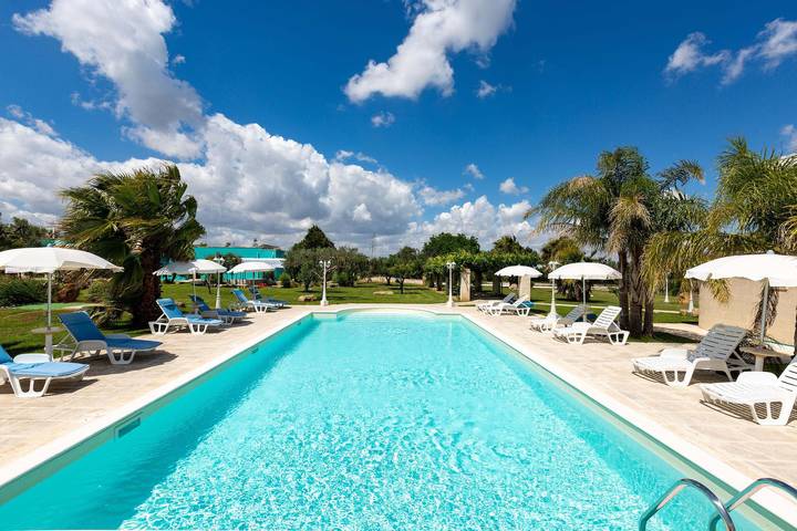 Casa vacanza per 14 persone, con giardino e idromassaggio nonché piscina a Mesagne