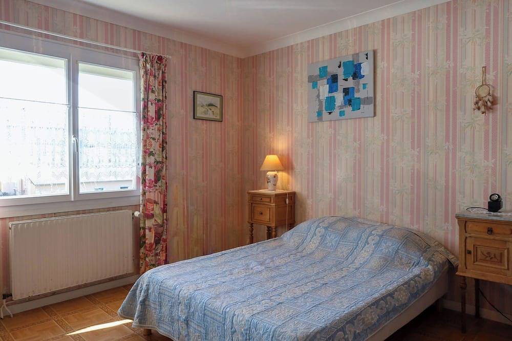 Entire apartment, L'Armor rated 2 stars near Dinard in Ploubalay, Dinan region