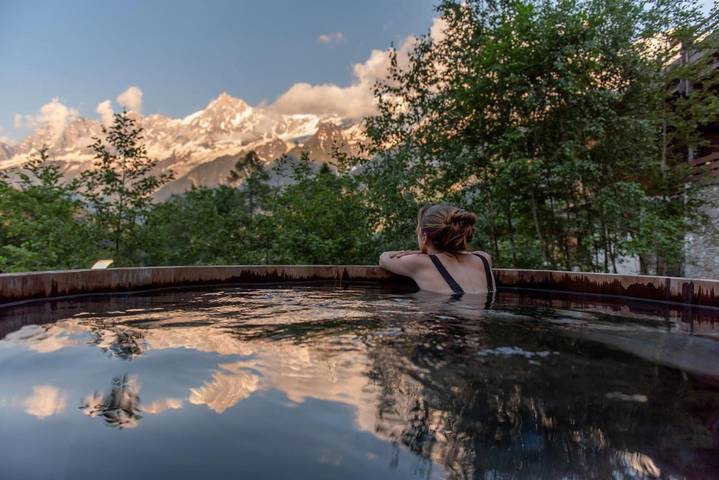 Chalet pour 4 personnes, avec piscine et sauna ainsi que jardin et jacuzzi