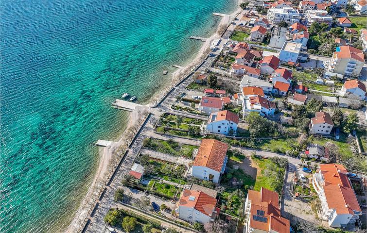 Ganze Ferienwohnung, Gemütliches Apartment mit 2 Schlafzimmern, Meerblick, Pool und Terrasse – in Strandnähe in Srima, Šibenik-Knin