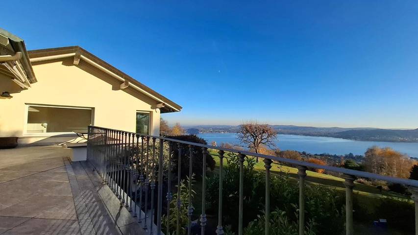 Villa per 8 persone, con panorama e piscina nonché terrazza e vista lago a Lesa