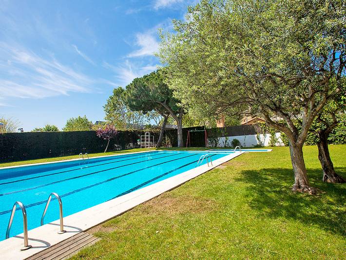 Apartamento para 5 personas, con Terraza además de Jardín y Piscina para niños en Calella