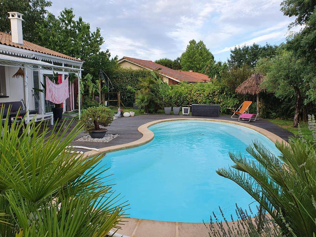 Chalet Cosy climatisé, piscine, terrasse et jardin privè in Audenge, Région d'Arcachon