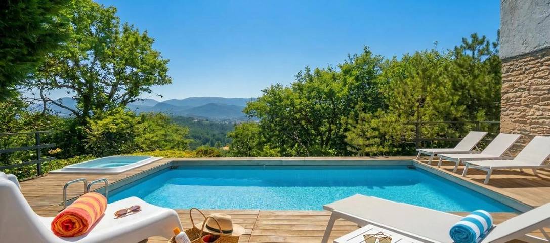 Casa vacanza per 7 persone, con Idromassaggio e Terrazza nonché Giardino e Piscina a Fabriano