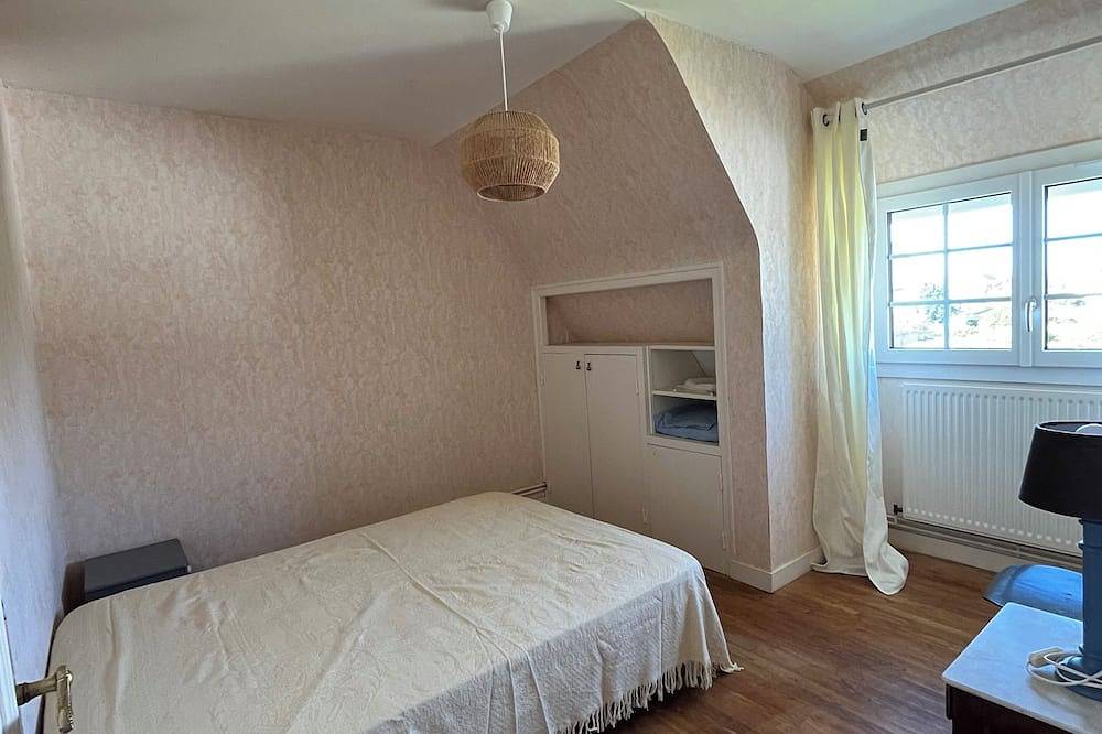 Large Noé-Breton house with large garden and fireplace in Treffiagat, Côte de Cornouaille