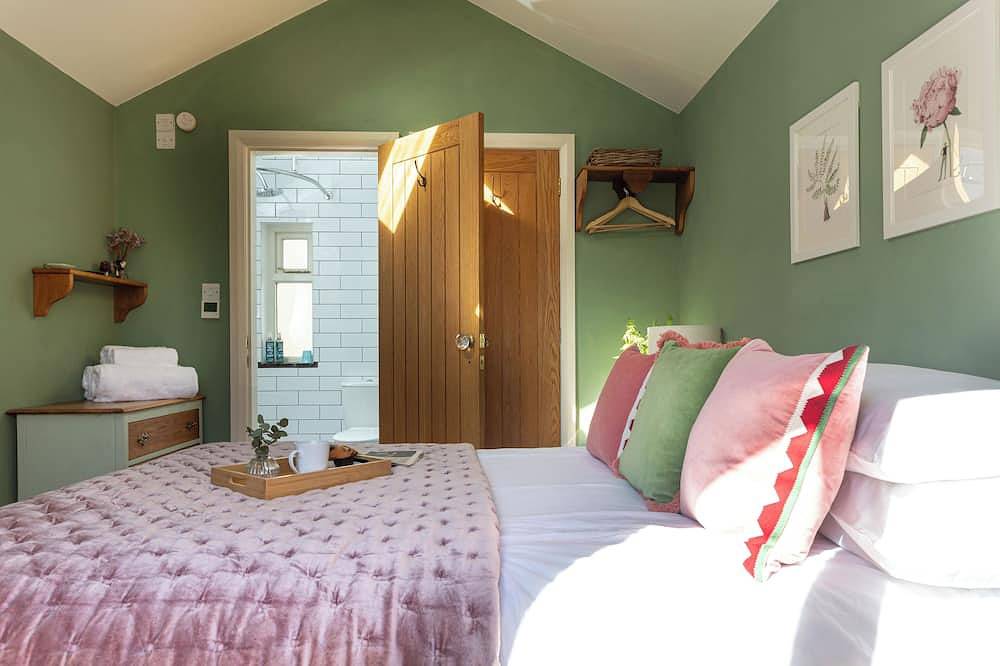 New! Stylish period cottage near town with log burner, parking, garden. in Kendal, Lake District