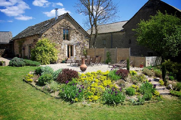 Gîte pour 9 personnes, avec jardin ainsi que terrasse et piscine