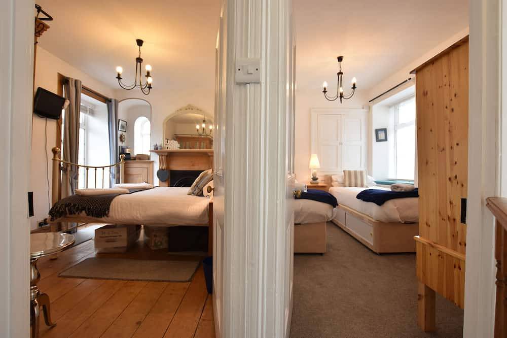 Delightful 2 Bedroom Cottage, just Off Village Square, sleeps 4,Pets Friendly in Aberdyfi, Aberdovey