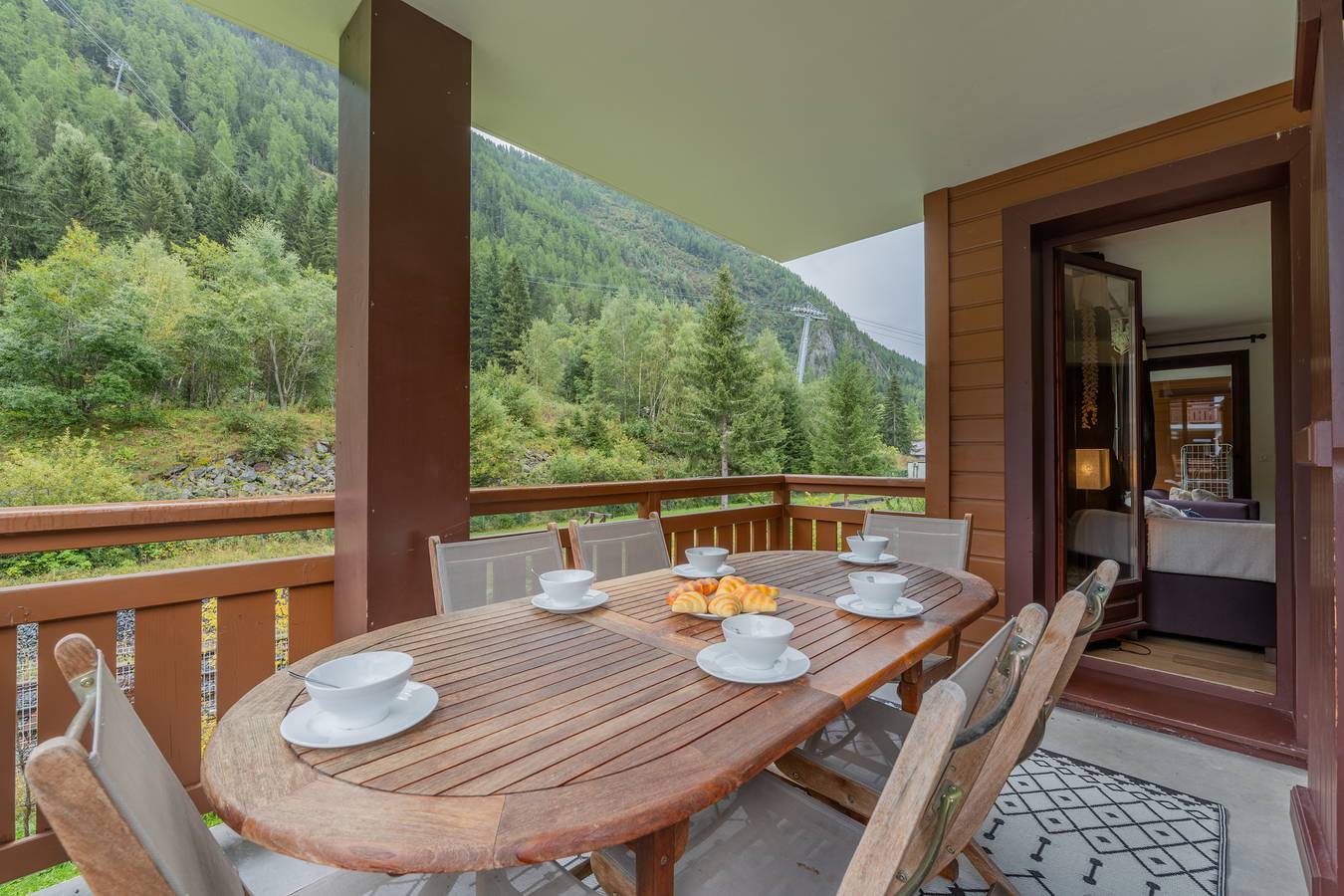 Entire apartment, L'Ours Bleu B13 - Ski In Ski Out in Vallorcine, Massif du Mont-Blanc