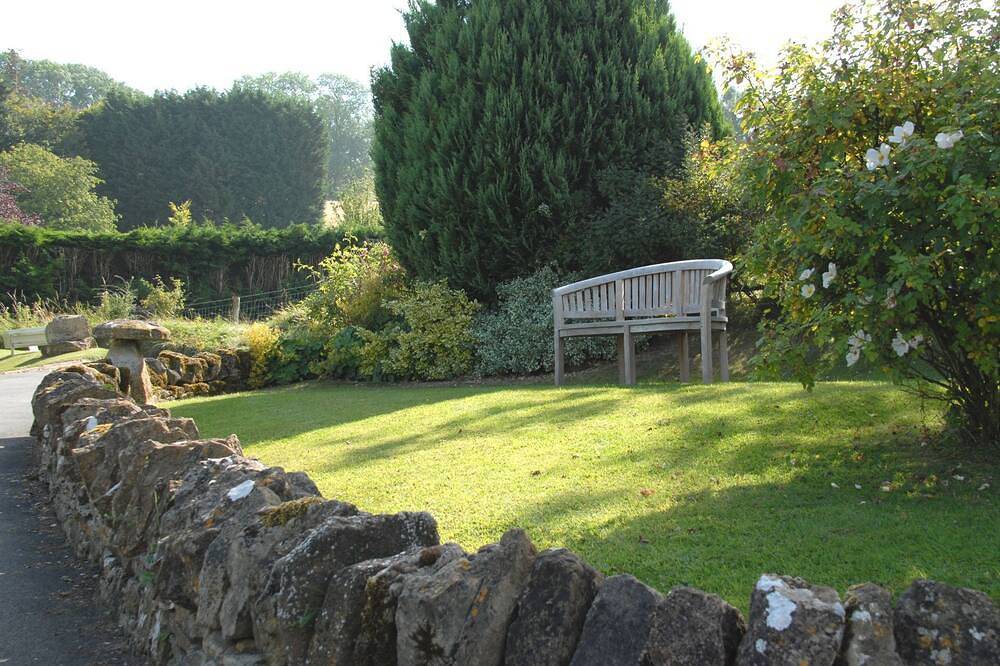 Sheepscombe Byre, sleeps 4 guests. This property boasts stunning views. in Gloucestershire