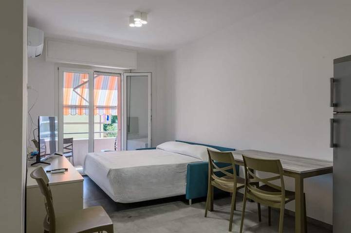 Appartement entier, A bright and practical 60 square meters apartment, perfect for two people, located on the second floor of a building with an elevator (Not accessible to people with disabilities).The property is situated in a quiet area and is ideally located for those w in Marotta, Région de Mondolfo