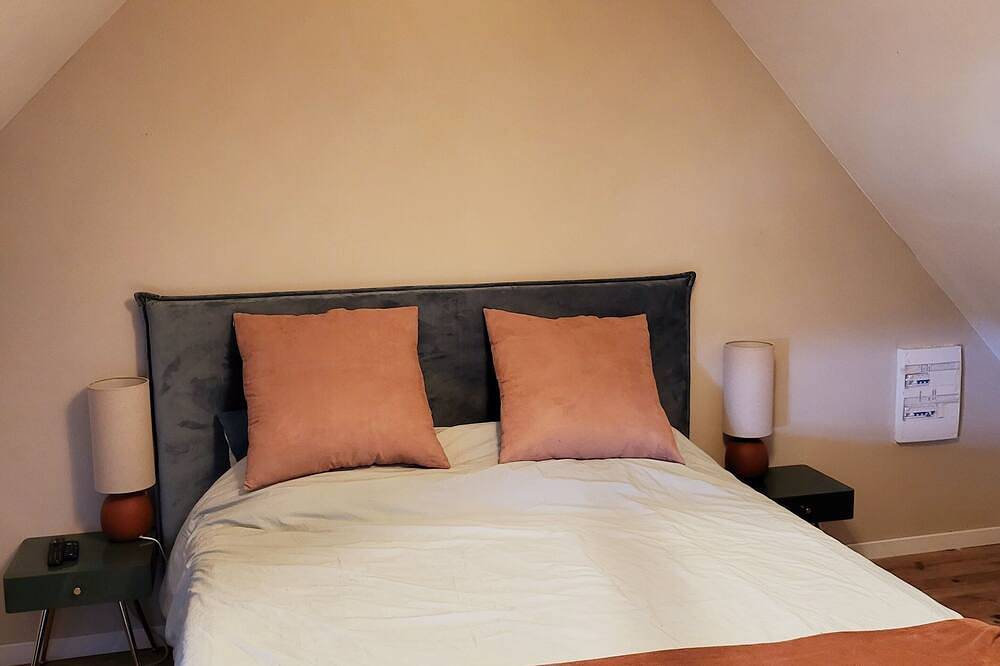 Beautiful cottage with heated pool, sleeps 8 in Annebault, Lisieux region