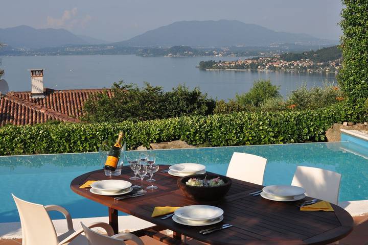 Villa con piscina per 8 persone, con giardino e vista lago sul Lago Maggiore