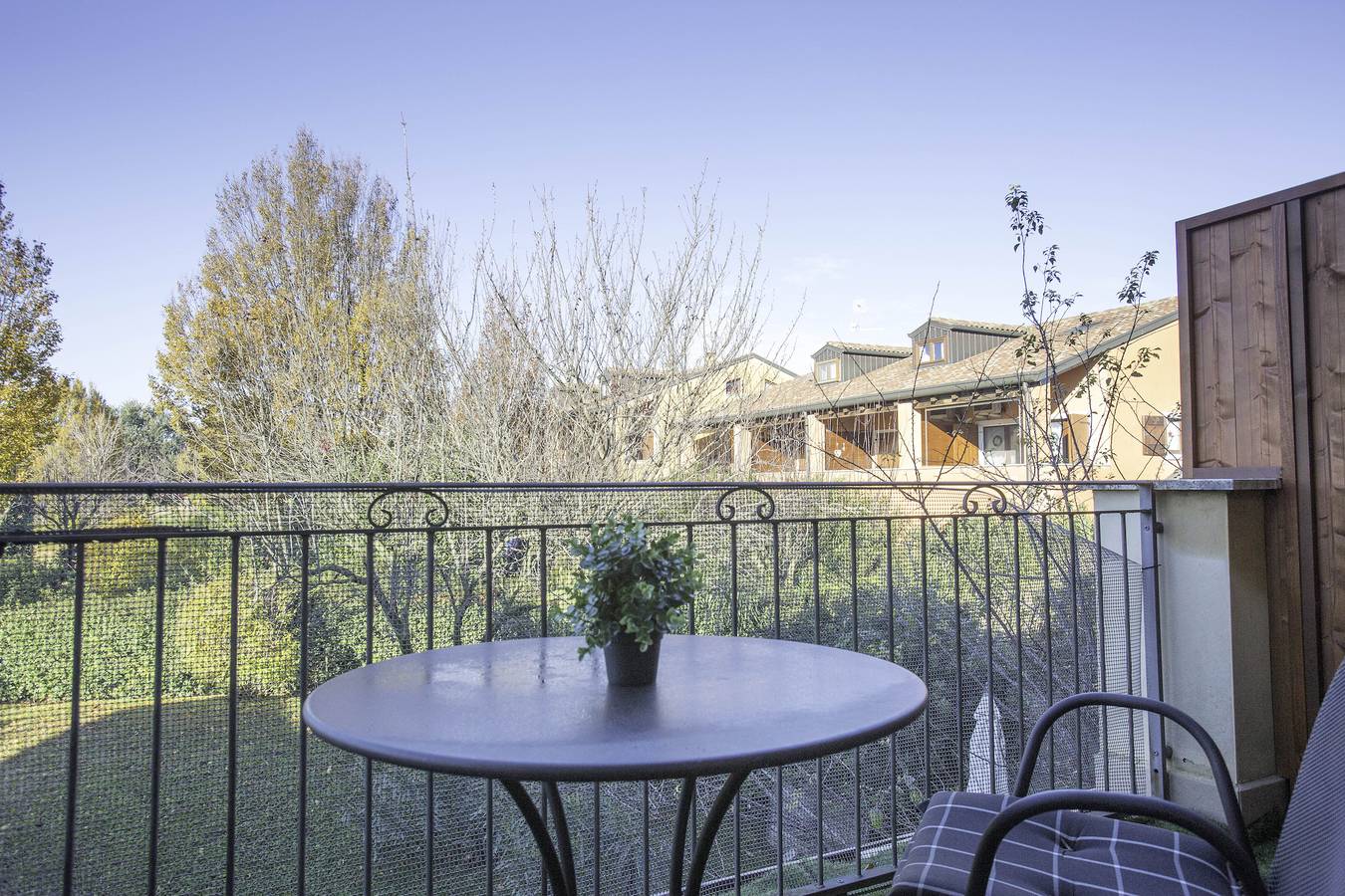 Appartement entier, Appartement de vacances pour 4 personnes avec terrasse in Castelnuovo del Garda, Montagnes autour du lac de Garde