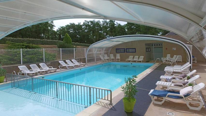 Parc de vacances pour 5 personnes, avec jardin et sauna ainsi que piscine et jacuzzi, adapté aux familles à Saissac