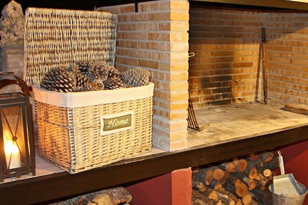 Apartamento entero, Apartamento rural con chimenea y patio con barbacoa y vistas a las montañas in Uña, La Ciudad Encantada
