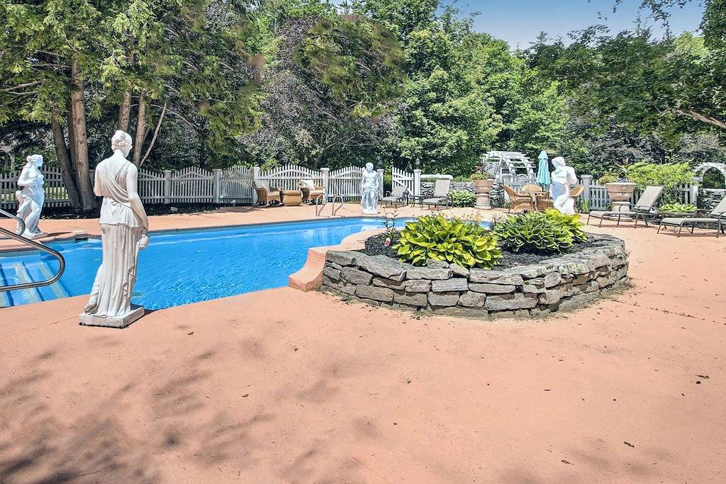 Sunlit Suite with a Kitchenette, Gas Fireplace, Fast Wifi, Patio, & Pool in Jackson (NH), White Mountain National Forest