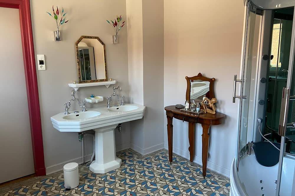 Maison de centre ville art déco avec piscine pour 8 personnes maximums in Dole, Jura