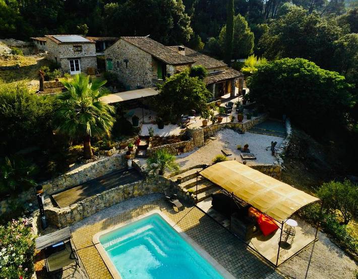 Chambre d’hôte pour 2 personnes, avec vue et jardin ainsi que terrasse et piscine, animaux acceptés
