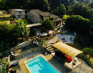 Cottage pour 2 personnes, avec terrasse et piscine ainsi que jardin et vue, animaux acceptés à Taradeau