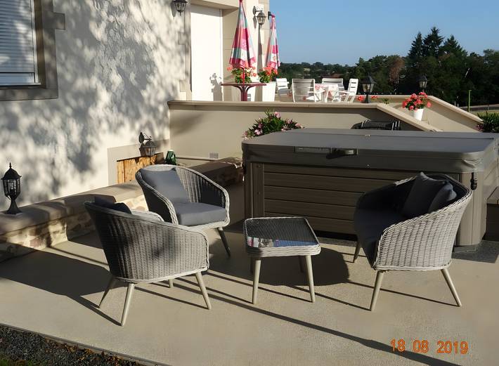 Chambre d’hôte pour 2 personnes, avec jardin et jacuzzi dans Allier