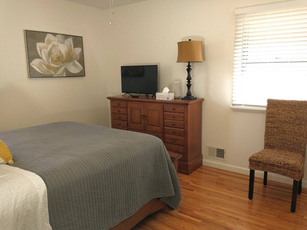 Charming Top Floor Home Close to, Unl, & Downtown in Lancaster County (NE)