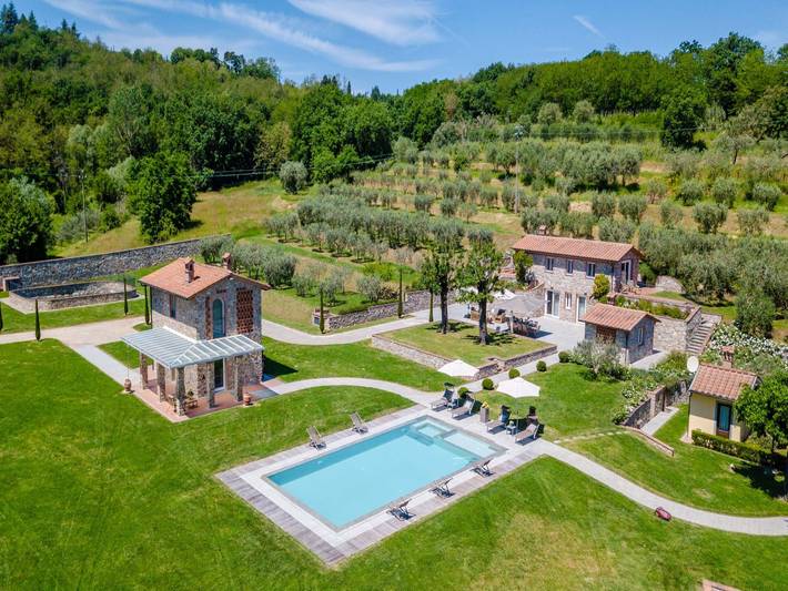 Agriturismo per 9 persone, con piscina e giardino nonché terrazza, adatto a famiglie con bambini a Capannori