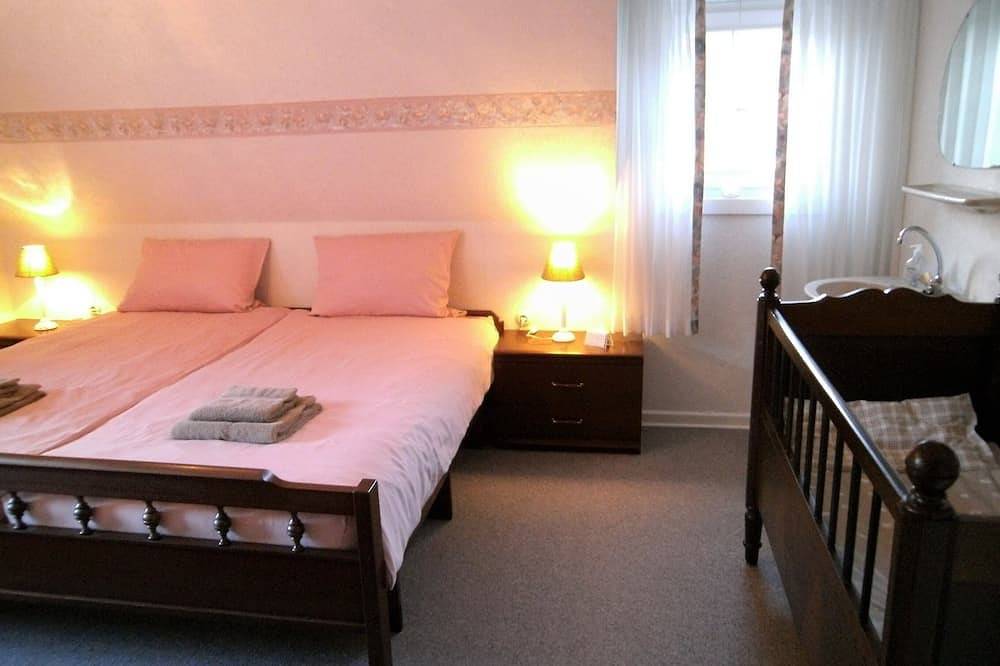 Family-friendly home for 10 persons, big garden, Fireplace, 4 km ski carousel. in Silbach, Winterberg