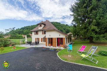 Gîte pour 12 personnes, avec terrasse et jardin à Apprieu