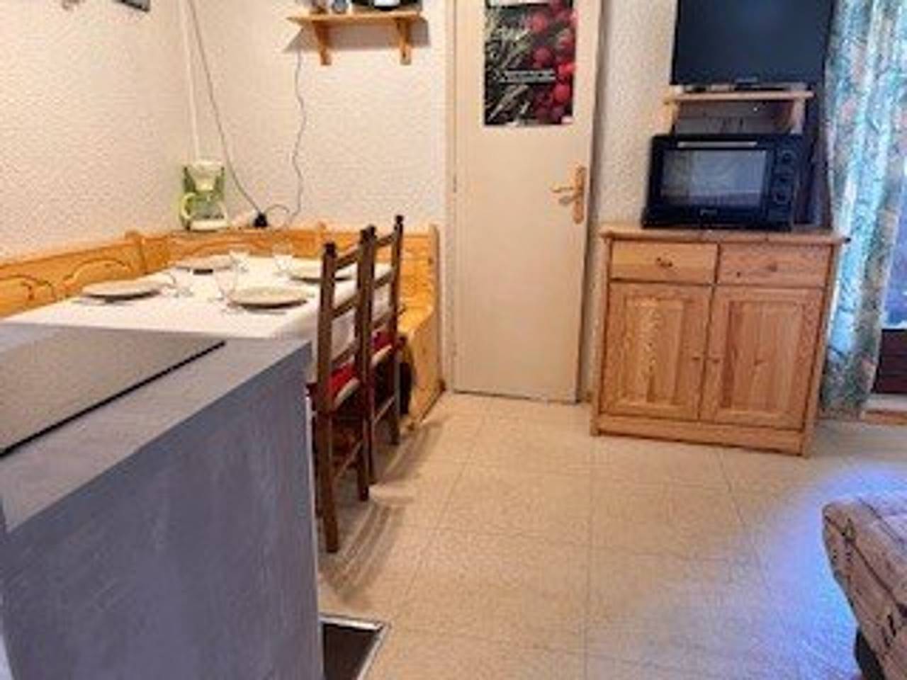 Geheel appartement, Cozy Studio for 4, Near Shops & Slopes, South-Facing Balcony, Ski Locker, Optional Wifi & Parking in Station de Risoul, Risoul