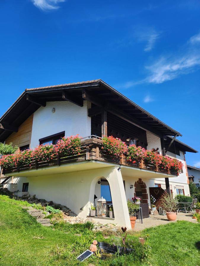 Ferienwohnung für 4 Personen, mit Terrasse und Ausblick in Wertach
