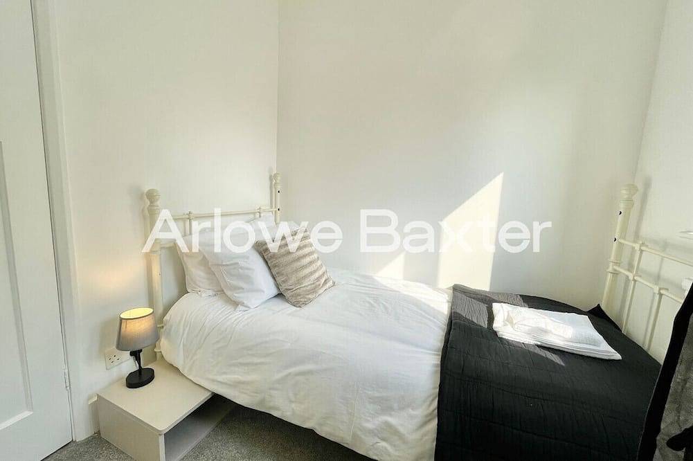 Stylish 3-Bedroom Garden Home | Ac | Contractors in Elstree and Borehamwood, Hertfordshire