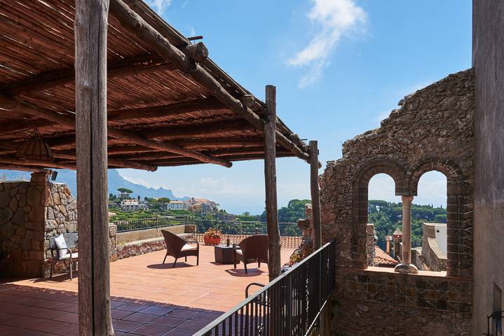 Location de vacances pour 14 personnes, avec piscine ainsi que jardin et terrasse à Scala - 4