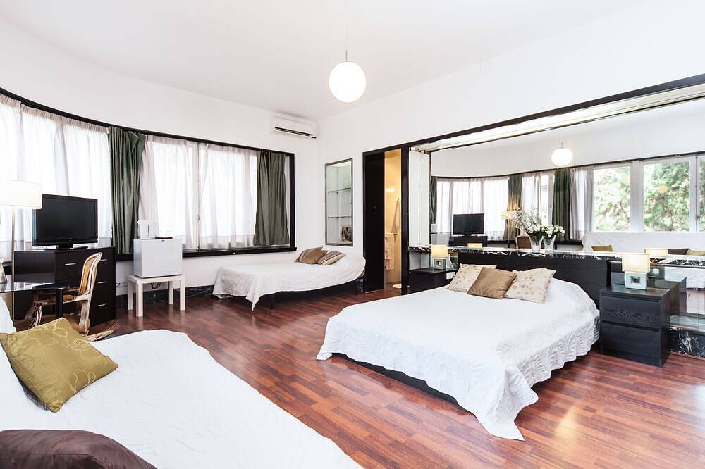 Vilaro Park Güell house with private pool. For groups of friends and families in La Salut, Barcelona