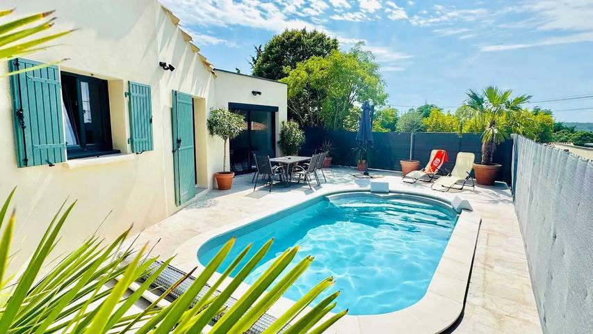 Location de vacances pour 6 personnes, avec piscine et terrasse à Saint-Maximin (Nimes)