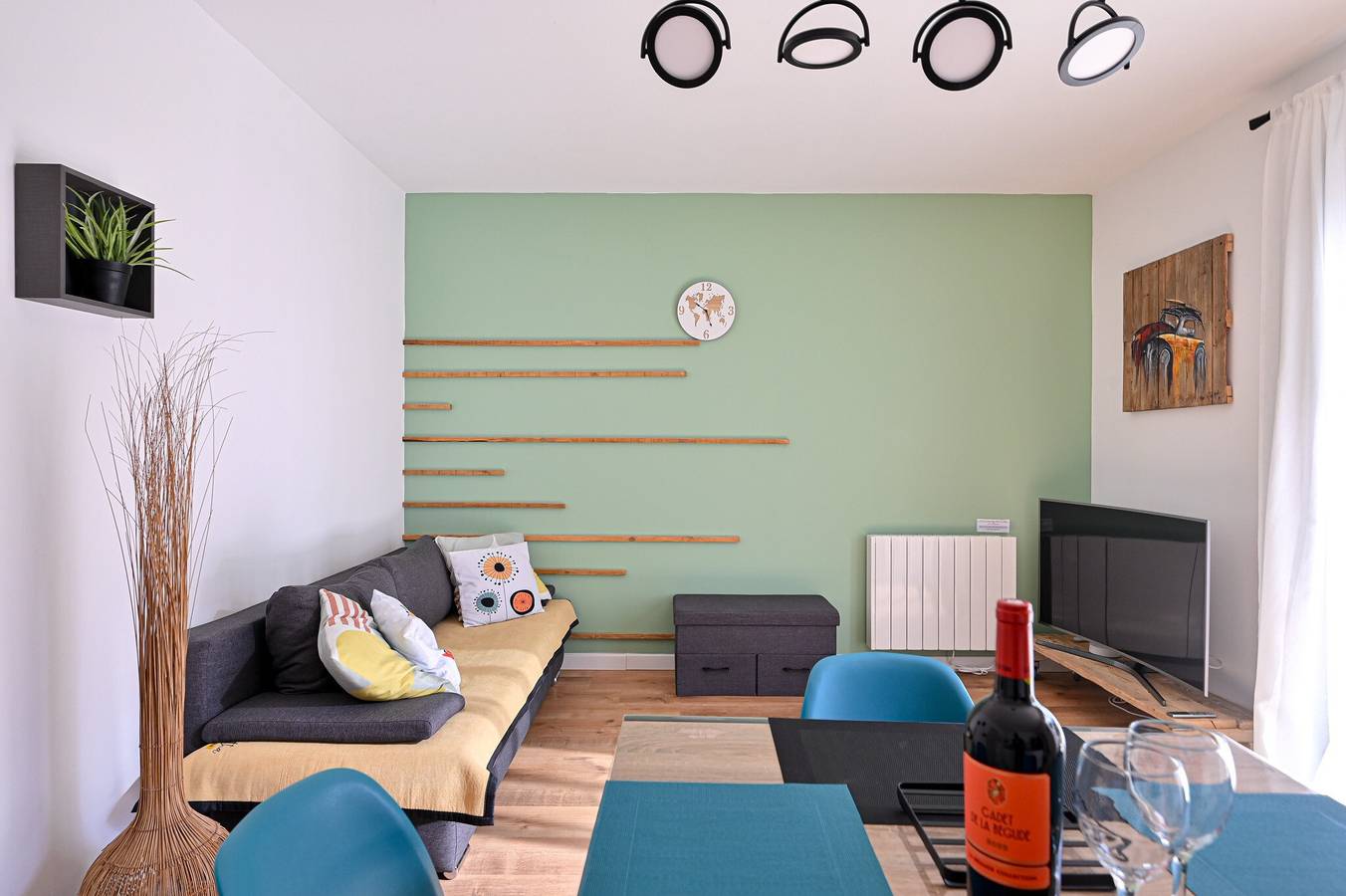 Entire apartment, Le Cocoon Apartment with Terrace in Detached House in Ceyreste, Marseille region