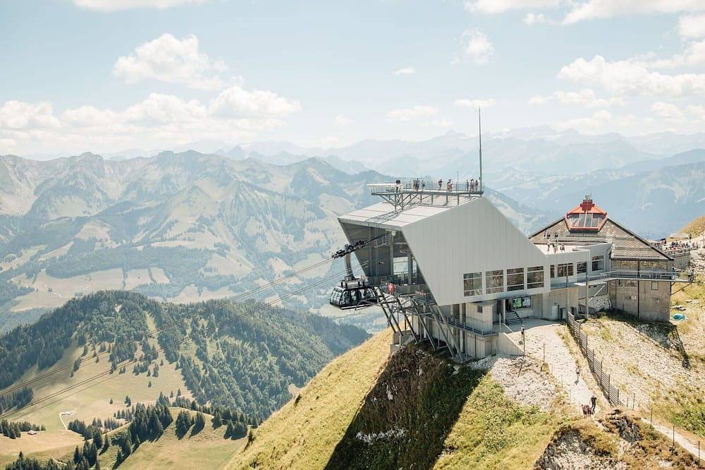 Schönes alleinstehendes Ferienhaus mit Tv, Innenhof, Haustiere erlaubt, Panoramablick und Parkplatz in Gruyères, Kanton Freiburg