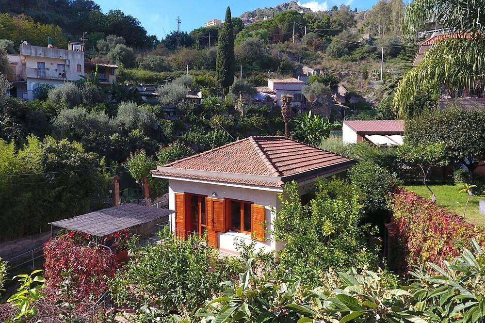 With Garden & Parking, 150m to the beach of Spisone in Mazzarò, Taormina