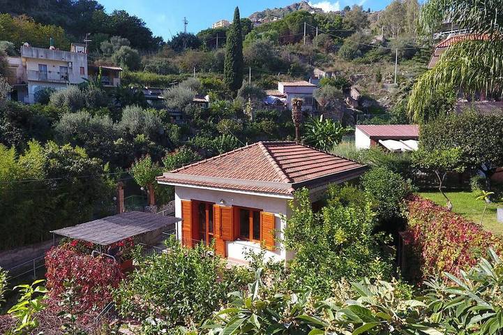 Beach house for 7 people, with garden and terrace in Sicily